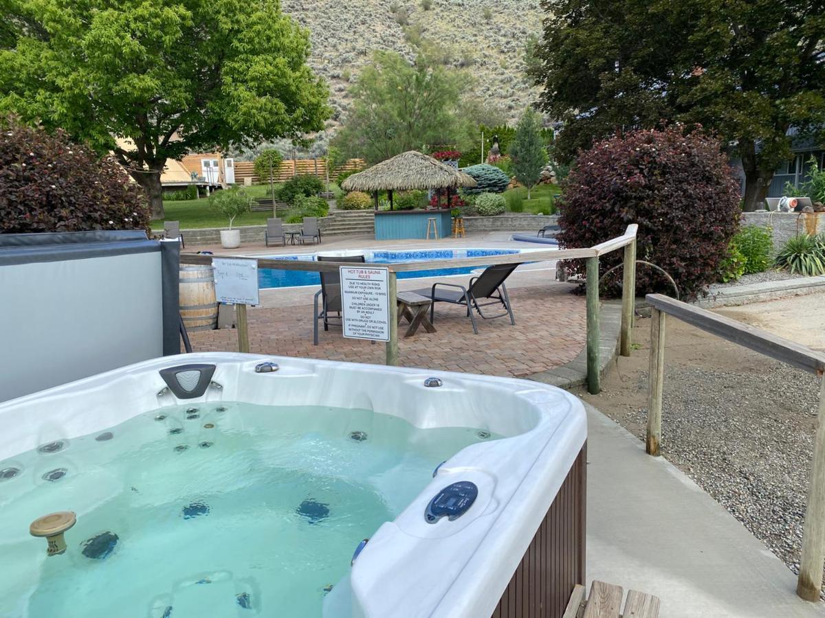 Similkameen Wild Resort & Winery Retreat Осойос Екстериор снимка