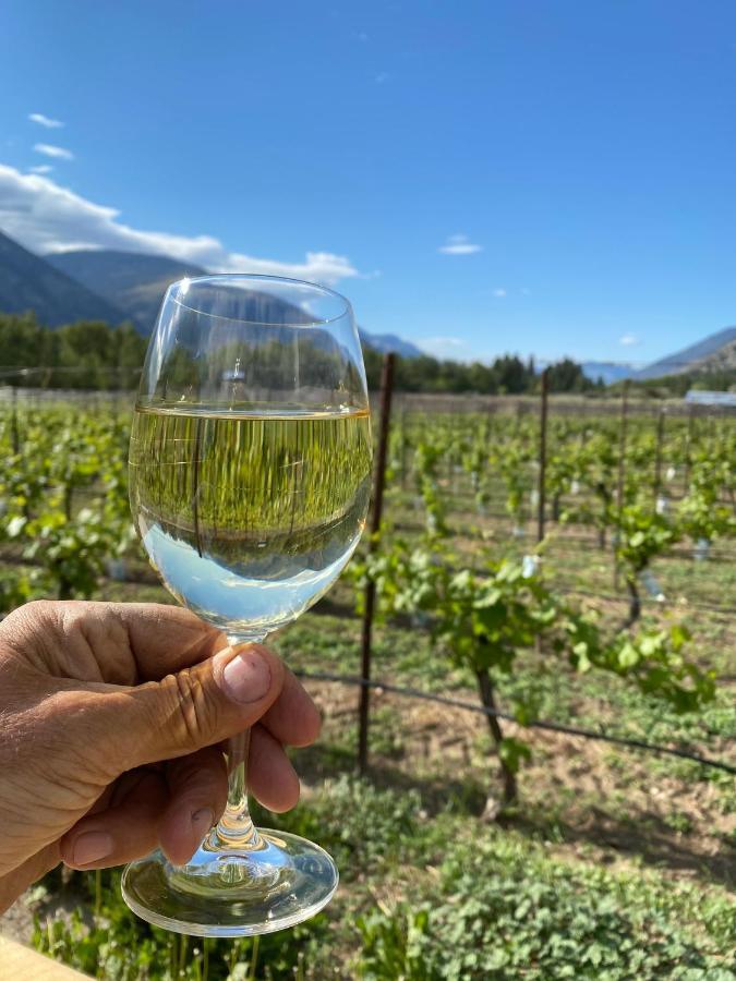 Similkameen Wild Resort & Winery Retreat Осойос Екстериор снимка