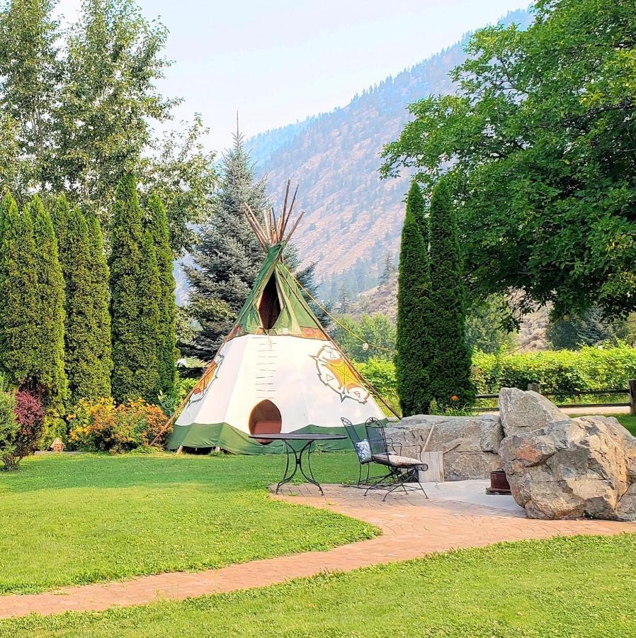 Similkameen Wild Resort & Winery Retreat Осойос Екстериор снимка